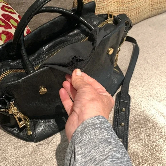 BOTKIER Black leather crossbody bag w / gold zippers and hardware - Picture 3 of 6